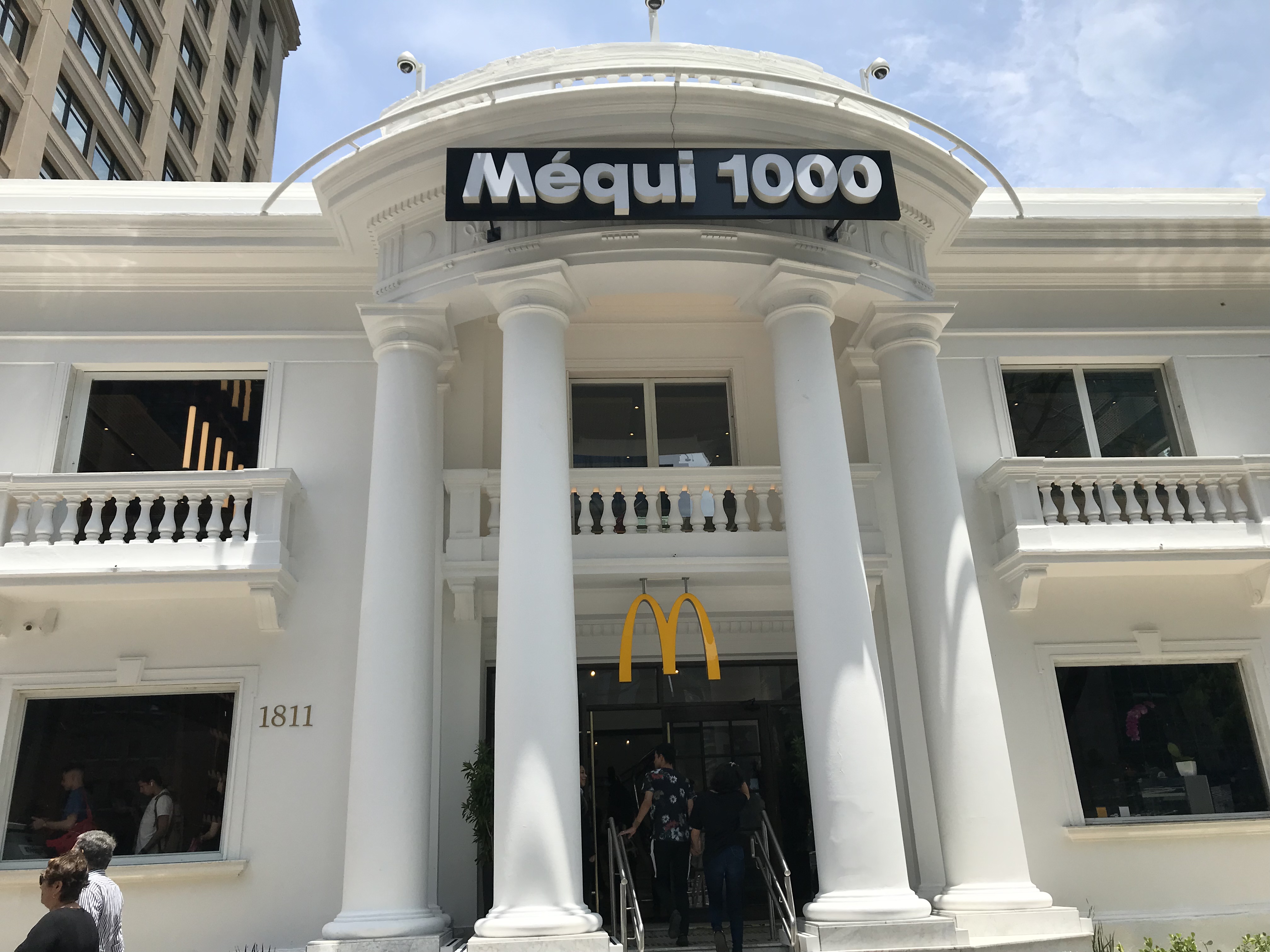 食 ブラジル1000店舗目のマクドナルド Mequi 1000が誕生 限定メニューは バンズがポン デ ケージョ 令和うさぎ合戦ぴょんぴょ子